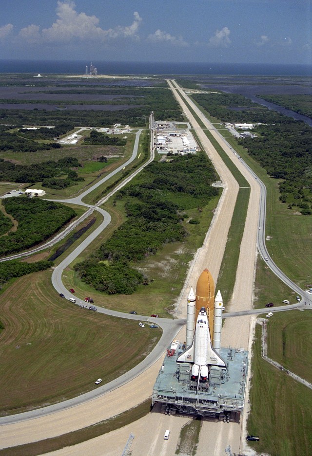 gpw-20051129-NASA-GPN-2000-000967-Space-Shuttle-Atlantis-STS-79-rollout-to-Launch-Pad-39A-Florida-19960820-large[1]