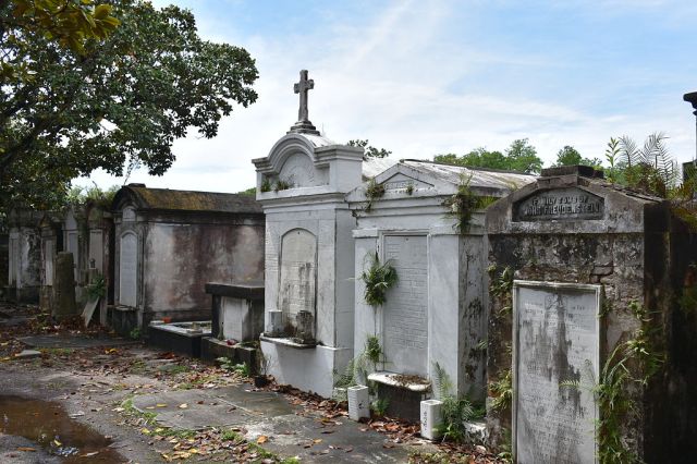 Tombs_at_Lafayette_Cemetery_No_1_Garden_District_New_Orleans